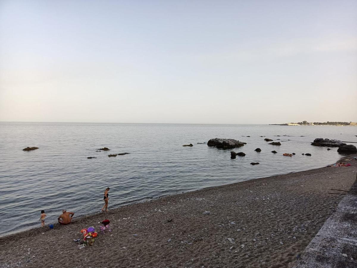 Bilocale Fronte Mare Apartment Giardini Naxos Bagian luar foto